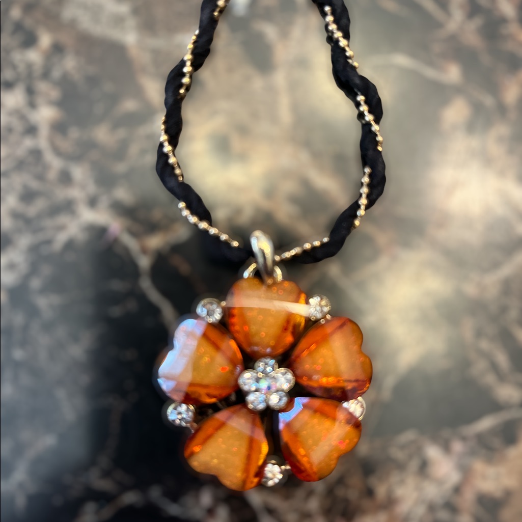 New Pendant Necklace 18 Inches 8$